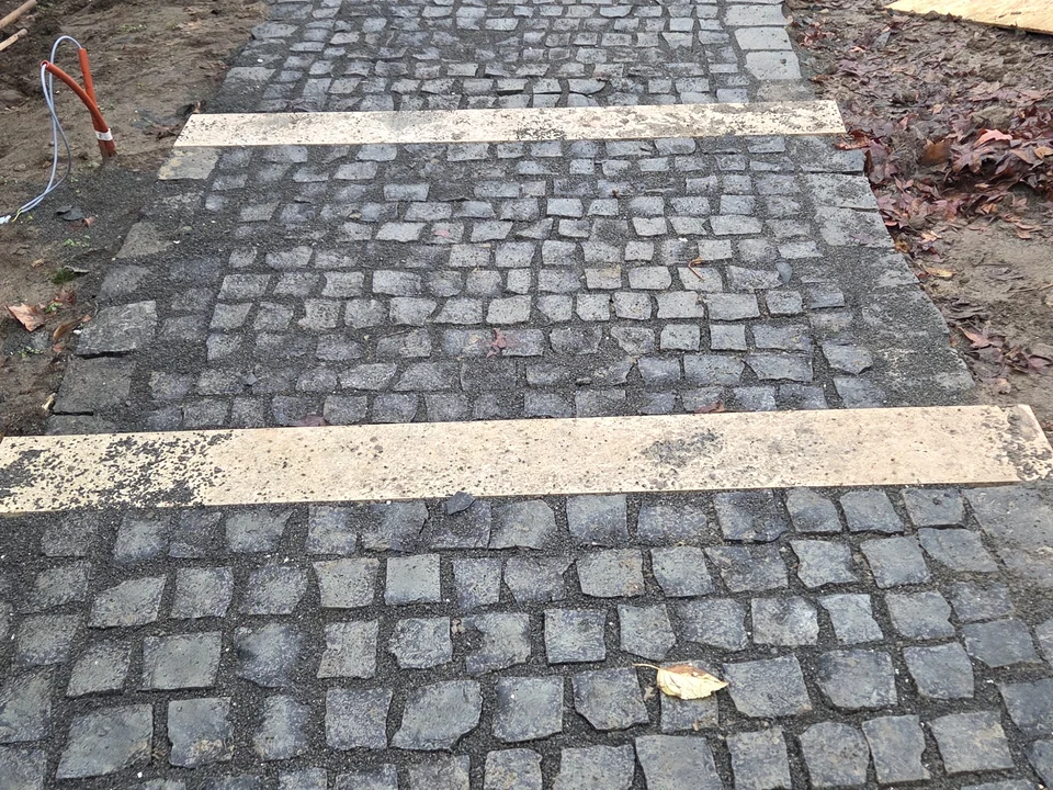 Kiskockakővel burkolt lakóutca