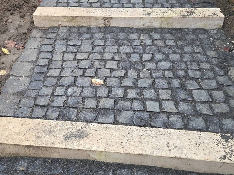 Térkőburkolat világos szegélykővel