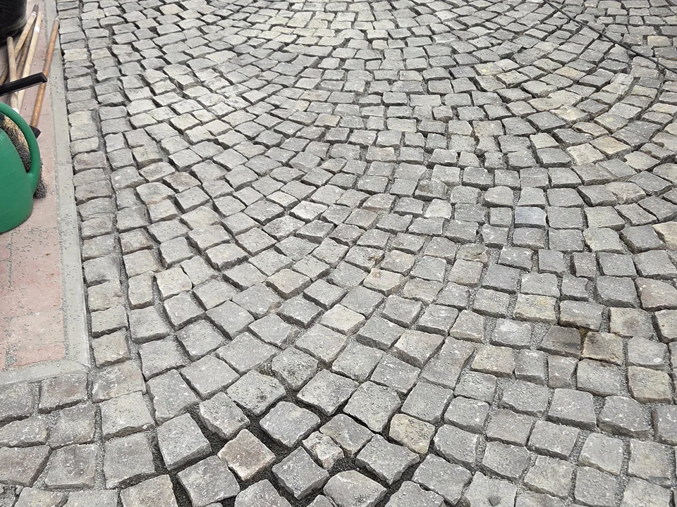 Legyezőmintában rakott bazalt kiskocka részlete