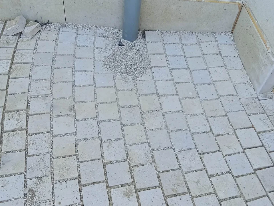 Kockakővel burkolt gépkocsibeálló