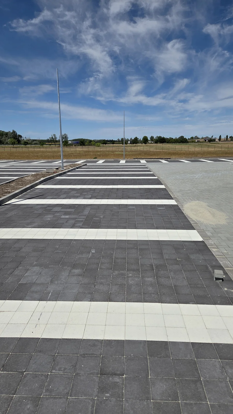 Sötét beton térkővel burkolt Lidl parkoló Kiskunfélegyházán
