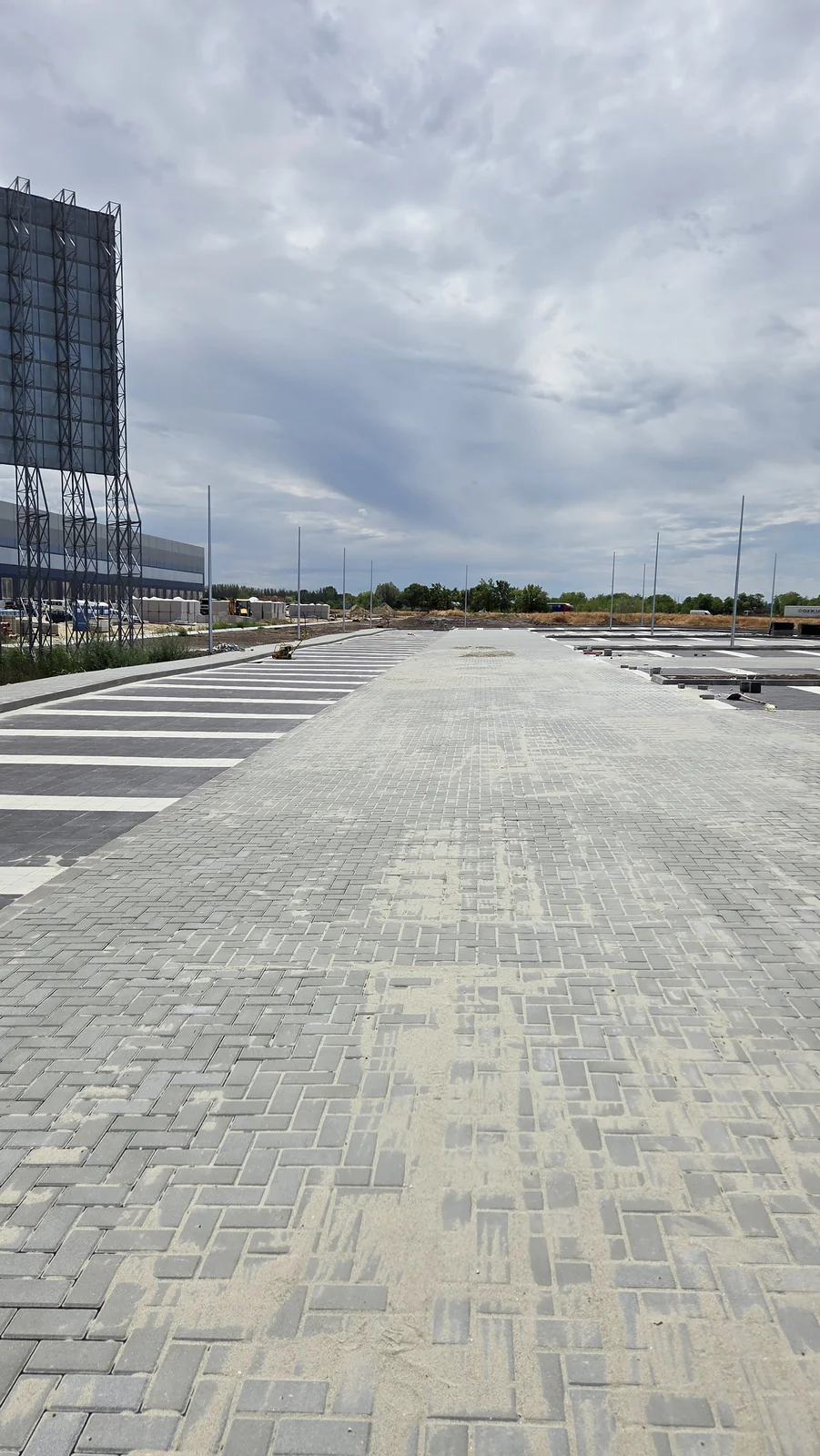 Világos beton térkővel burkolt Lidl parkoló Kiskunfélegyházán