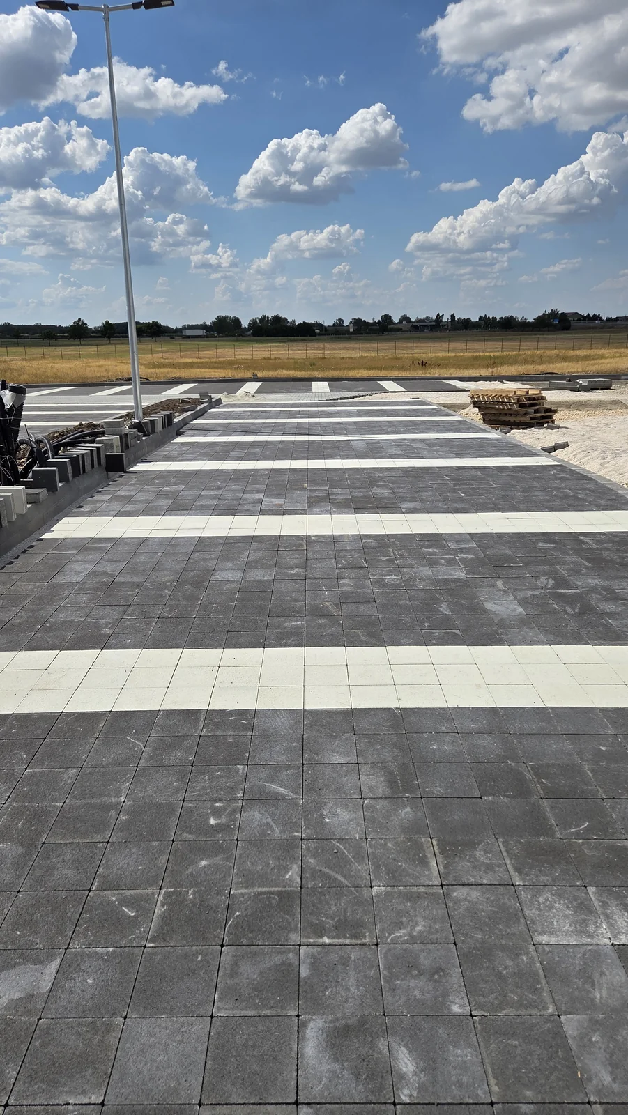 Beton térkőburkolat a Lidl kiskunfélegyházi logisztikai központjánál