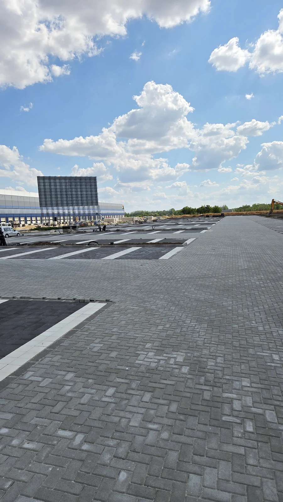 A Lidl kiskunfélegyházi logisztikai központjának beton térkőburkolata