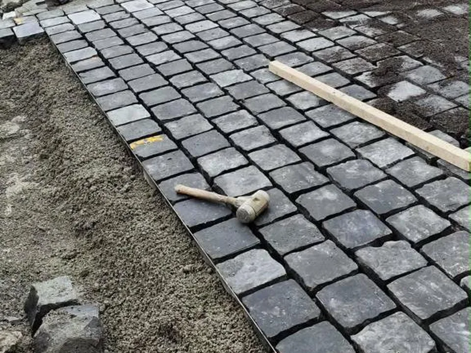 Belvárosi bazalt nagykocka burkolat építés közben