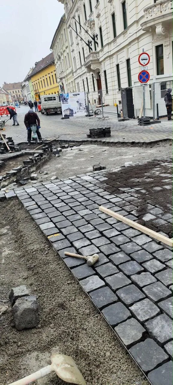 Fekete bazalt kiskocka utca felújítása belvárosi környezetben