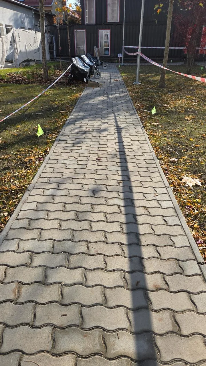 A Mazsihisz Szeretetkórház térkövezett sétánya