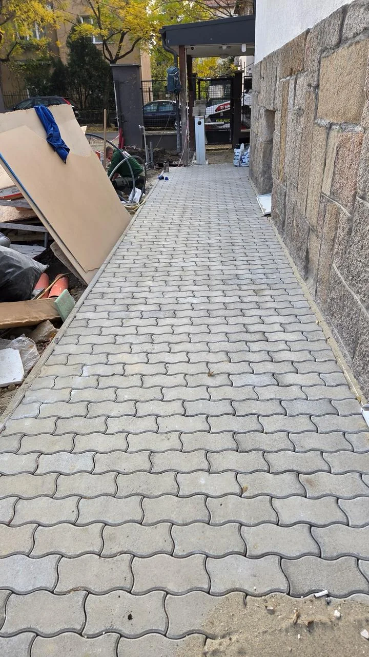 A Mazsihisz Szeretetkórház térkövezett udvari járdája